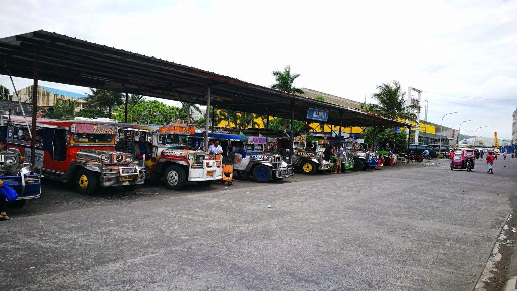 Jeepnies à la gare de Legazpi, Philippines