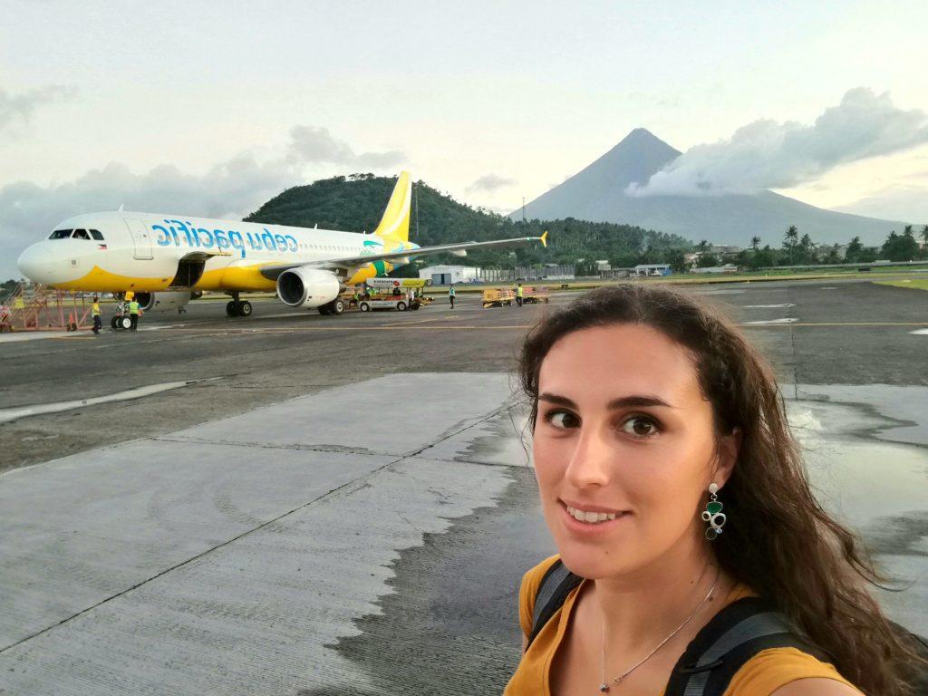 Moi sur le tarmac de Legazpi, avec le volcan Mayon